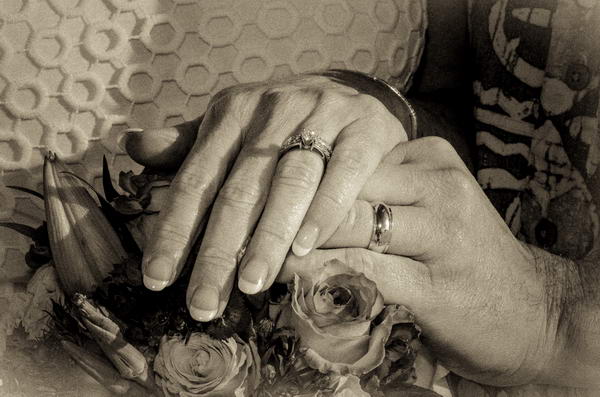 Beach-Wedding-Hands-and-rings-Sepia_resize